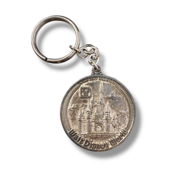 Walt Disney World Magic Kingdom Lands Coin Medallion Keychain Silver VTG - Picture 3 of 3